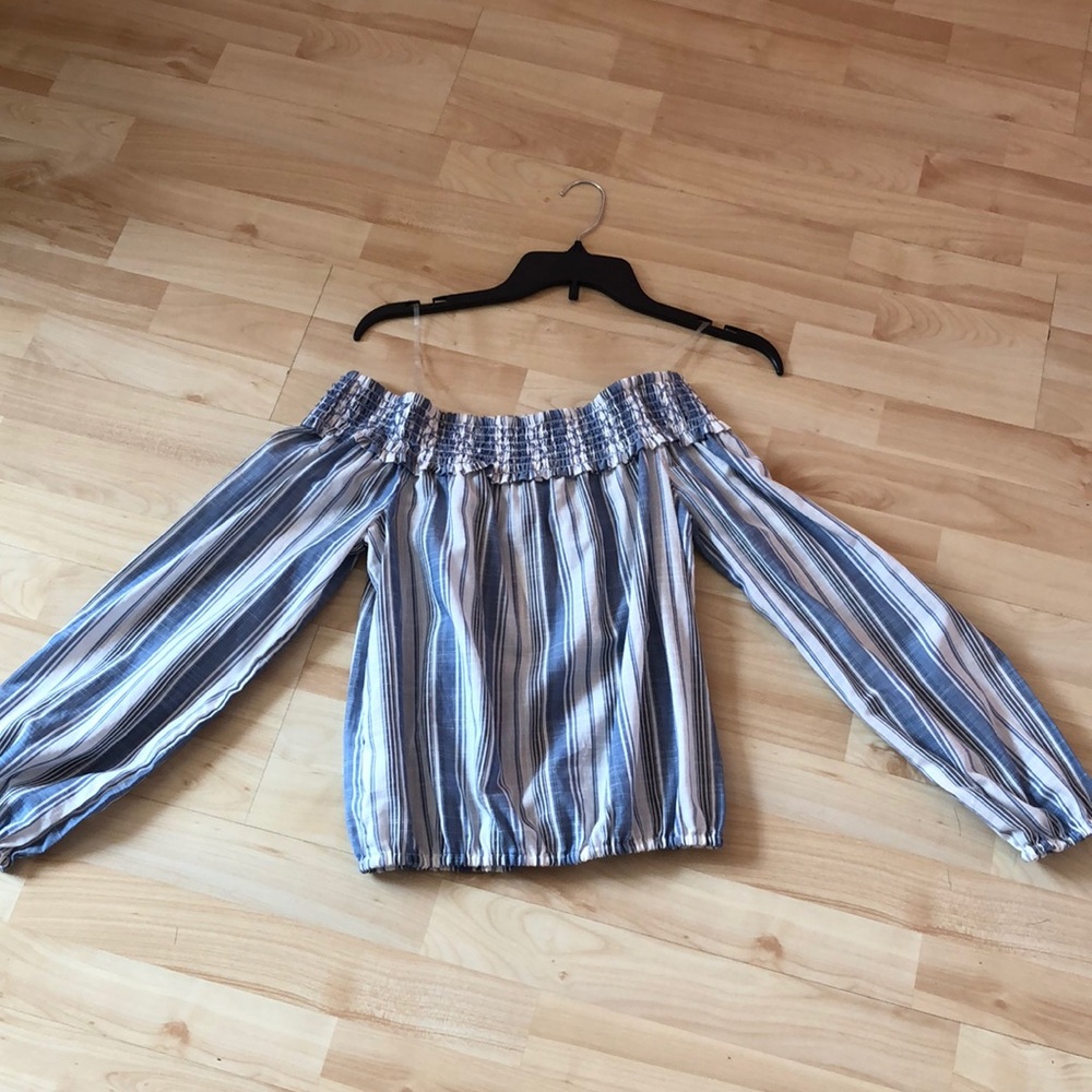 Off the shoulder flowy top 💙